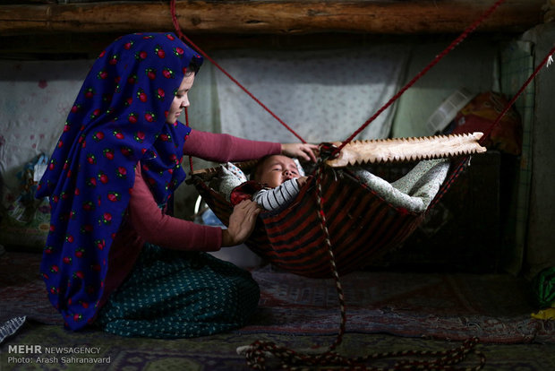 گهواره سنتی کودک و مادر در روستای دویدوخ شهرستان رازوجرگلان استان خراسان شمالی