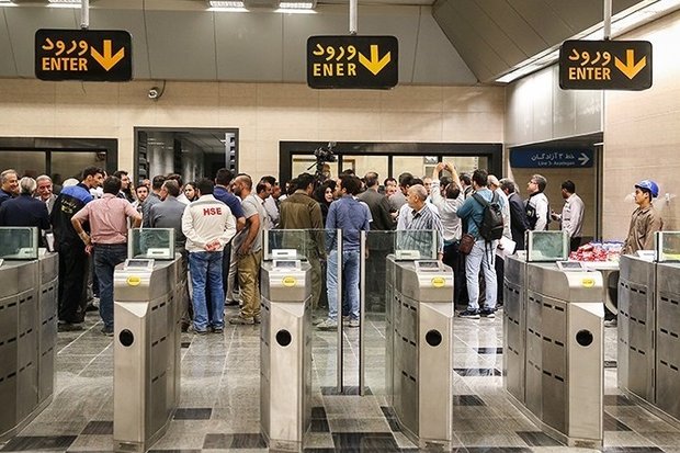 شهروندان مشهدی در ایستگاه قطار شهری خدمات بهداشتی دریافت می کنند 