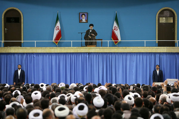 قائد الثورة : ايران تواجه جبهة عريضة من الأعداء يريدون القضاء على الثورة
