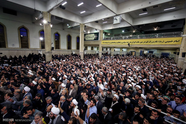 Leader receives people of Qom