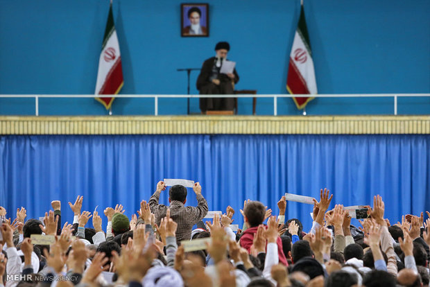 Leader receives people of Qom