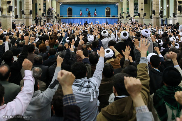 Leader receives people of Qom