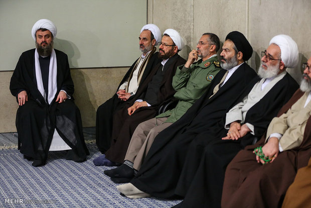 Leader receives people of Qom