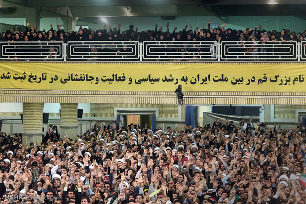 Leader receives people of Qom