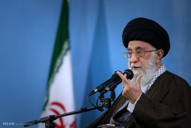 Leader receives people of Qom