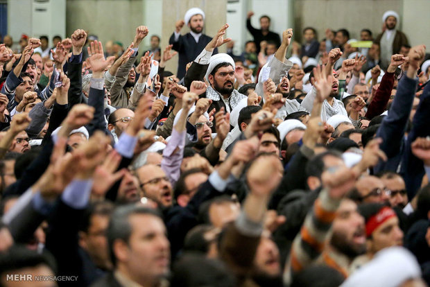 Leader receives people of Qom