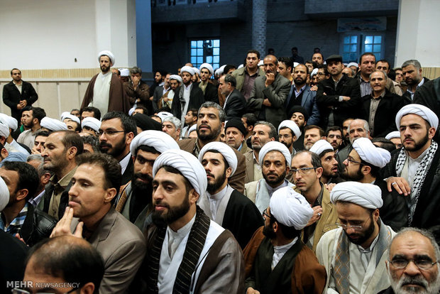 Leader receives people of Qom