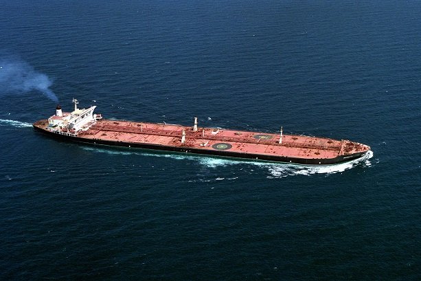 Sinking oil prices swell oil tanker revenues