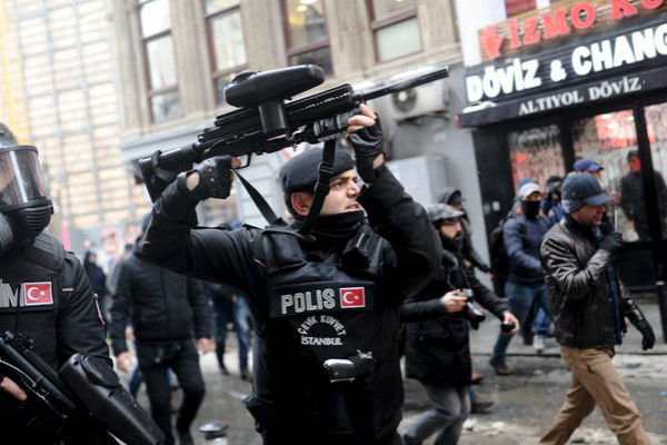  اشتباك بين الشرطة ومتظاهرين مؤيدين للأكراد في اسطنبول