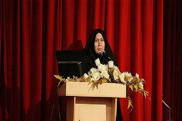 کرمان - مدیرکل امور اجتماعی و فرهنگی استانداری کرمان با ابزار نگرانی در...