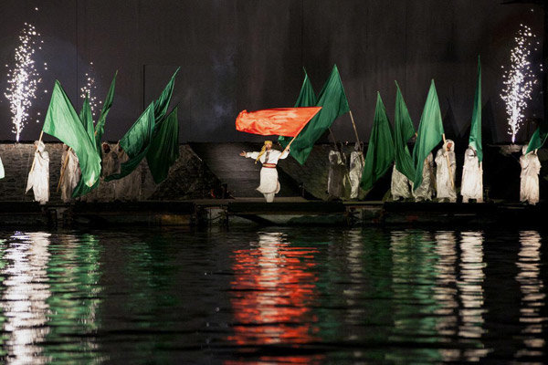 «فصل شیدایی» به بندرعباس رسید/ اجرای نمایش در ساحل خلیج فارس