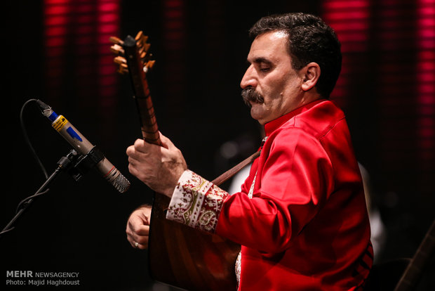 Dalga performs Azeri music inTehran