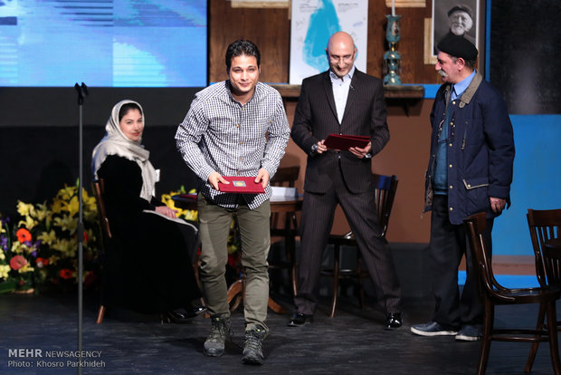 حسین اسماعیلی عکاس خبرگزاری مهر برنده جایزه بخش عکس در افتتاحیه جشنواره تئاتر فجر