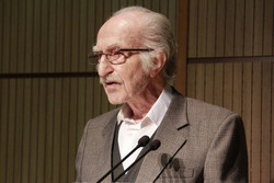 نگاهی به سه کتابِ مردی که  اعتقاد نداشت زبان فارسی عقیم است