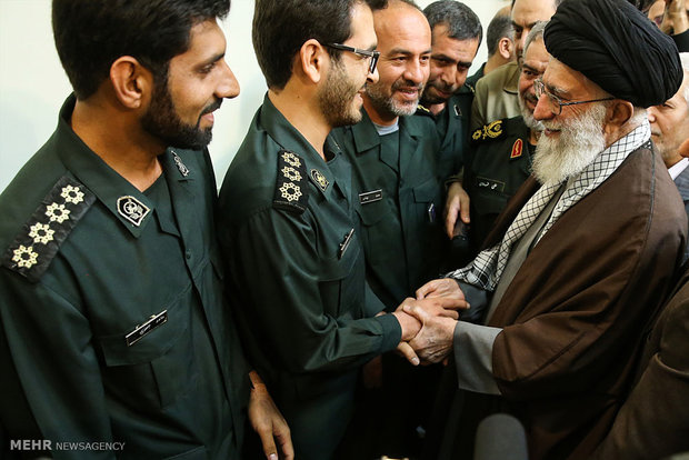 قائد الثورة الاسلامية يستقبل حراس الثورة الذين اعتقلوا البحارة الامريكيين