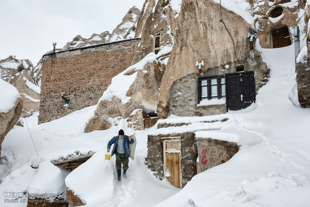 Heavy snow covers Kandovan village