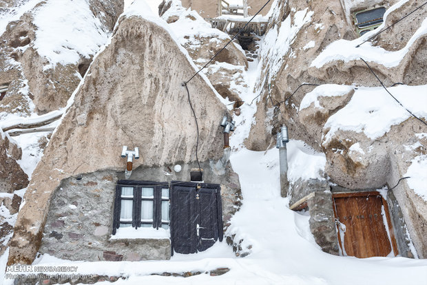 Heavy snow covers Kandovan village