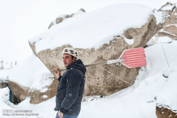 Heavy snow covers Kandovan village