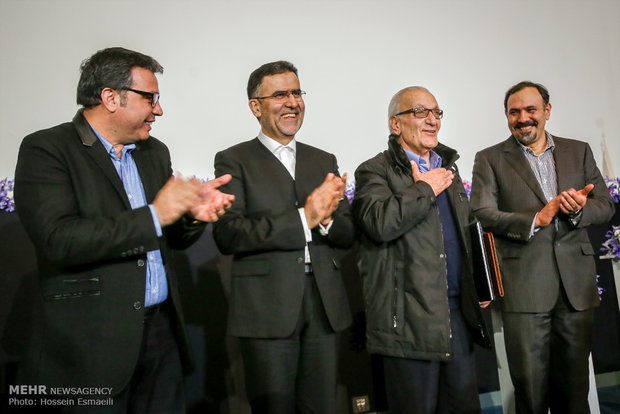 تقدیر از جلال مقامی دوبلور در برزگداشت سه نسل از هنرمندان دوبله ایران با حضور حجت الله ایوبی رییس سازمان سینمایی