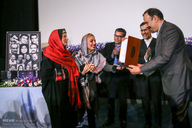 تقدیر از شهلا ناظریان دوبلور در برزگداشت سه نسل از هنرمندان دوبله ایران با حضور حجت الله ایوبی رییس سازمان سینمایی