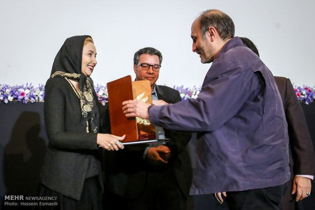 تقدیر از امیر محمد صمصامی دوبلور در برزگداشت سه نسل از هنرمندان دوبله ایران با حضور حجت الله ایوبی رییس سازمان سینمایی