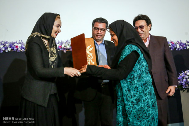 تقدیر از شوکت حجت دوبلور در برزگداشت سه نسل از هنرمندان دوبله ایران با حضور حجت الله ایوبی رییس سازمان سینمایی