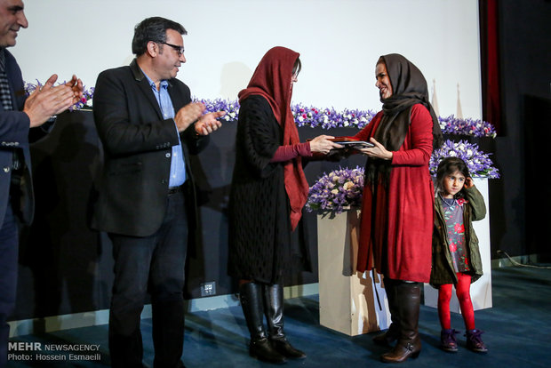 تقدیر از فریبا رمضان‌پور دوبلور در برزگداشت سه نسل از هنرمندان دوبله ایران با حضور حجت الله ایوبی رییس سازمان سینمایی