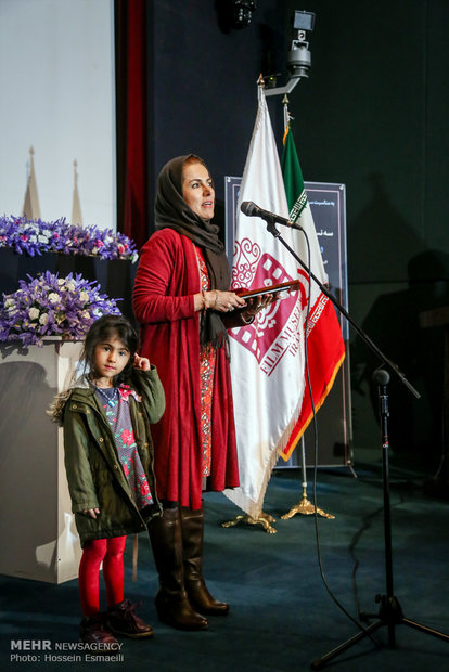 تقدیر از فریبا رمضان‌پور دوبلور در برزگداشت سه نسل از هنرمندان دوبله ایران با حضور حجت الله ایوبی رییس سازمان سینمایی