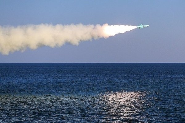 آزمایش موفقیت‌آمیز موشک‌های کروز «نور» در آب‌های آزاد