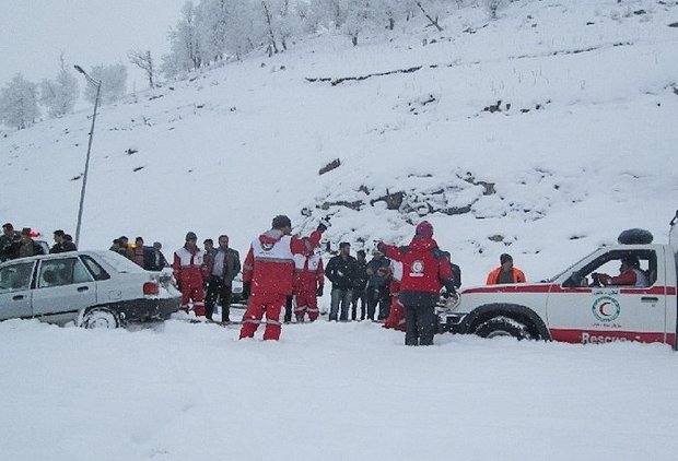 راه ارتباطی ۱۲۵ روستای آذربایجان شرقی با بارش برف مسدود شد