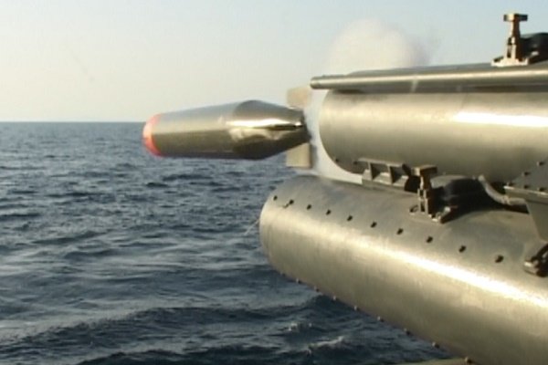 الغواصات والمدمرات الايرانية تطلق طوربيدات متطورة وصواريخ