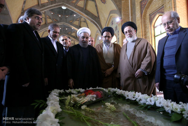 Rouhani, his cabinet pay tribute to Imam Khomeini