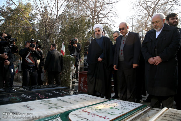 Rouhani, his cabinet pay tribute to Imam Khomeini