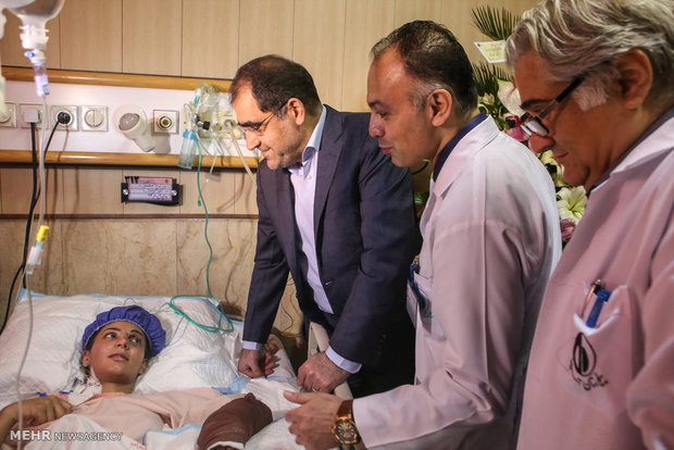 وزير الصحة الايراني يجري 12 عملية جراحية في احدى قرى "آبادان"
