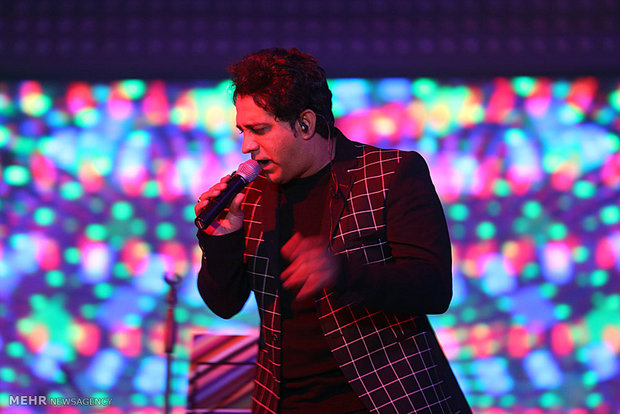 عارضه قلبی امید جهان در حین اجرای کنسرت در بم عارضه قلبی امید جهان در حین اجرای کنسرت در بم