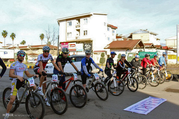 مسابقات دوچرخه سواری به مناسبت دهه فجر در لاهیجان