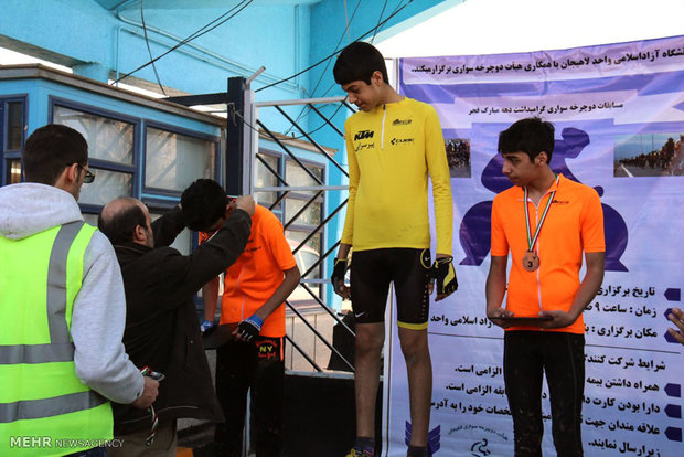 مسابقات دوچرخه سواری به مناسبت دهه فجر در لاهیجان