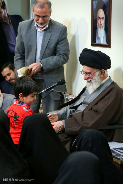 لقاء قائد الثورة الاسلامية مع عائلات شهداء مدافعي الحرم الزينبي