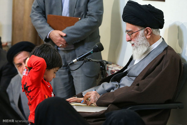 لقاء قائد الثورة الاسلامية مع عائلات شهداء مدافعي الحرم الزينبي