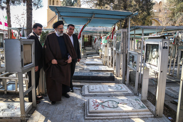 Judiciary officials, staff pay tribute to Imam Khomeini