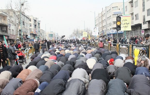 اقامه نمازجماعت ظهر و عصر پس از راهپیمایی ۲۲بهمن