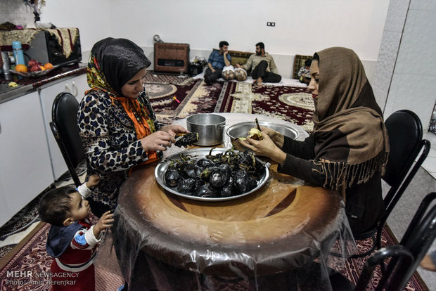 طبق دستور روانشناس این دو خانواده باید مدتی باهم زندگی کنند تا عادت بچه های جابجا شده آنها از خانواده فعلی خود ترک شود.