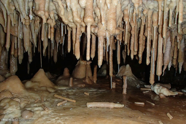 Zarrin Rood Cave