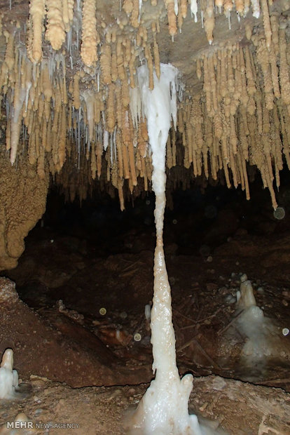 Zarrin Rood Cave