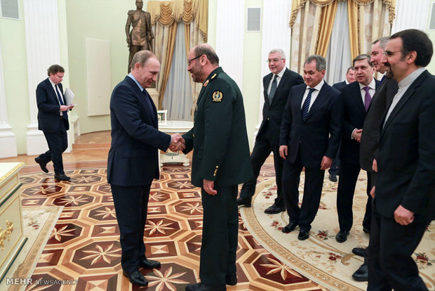 Iran's defense min. received by Putin