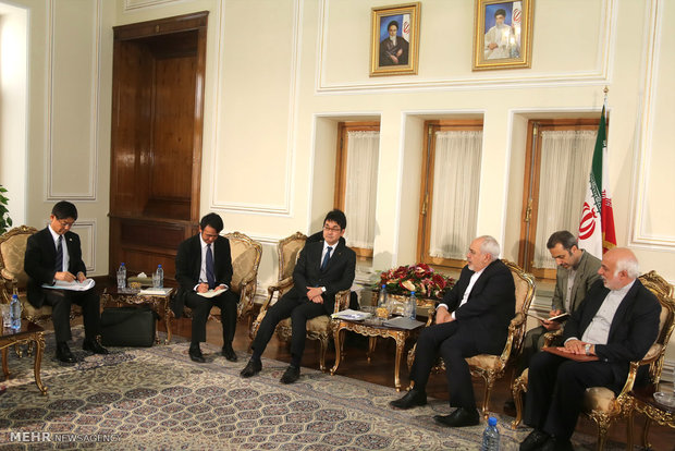 لقاء ظريف مع المستشار الأول لرئيس الوزراء الياباني