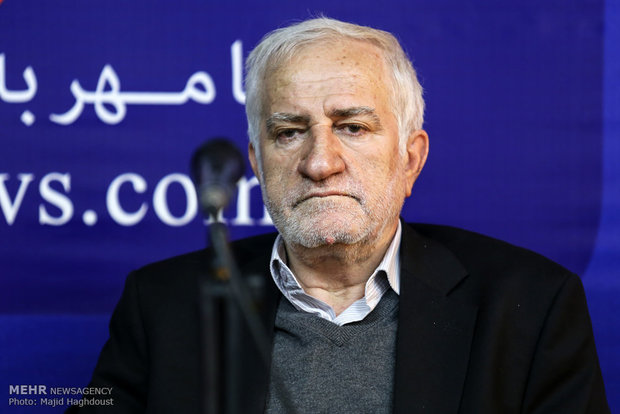 رفراندوم جنگ وصلح برای فریب مردم است/برخی جاده صافکن آمریکاهستند