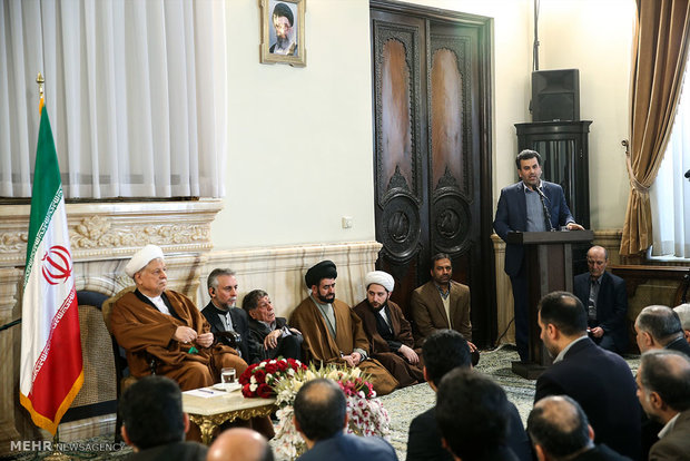 Hashemi Rafsanjani receives university lecturers, researchers