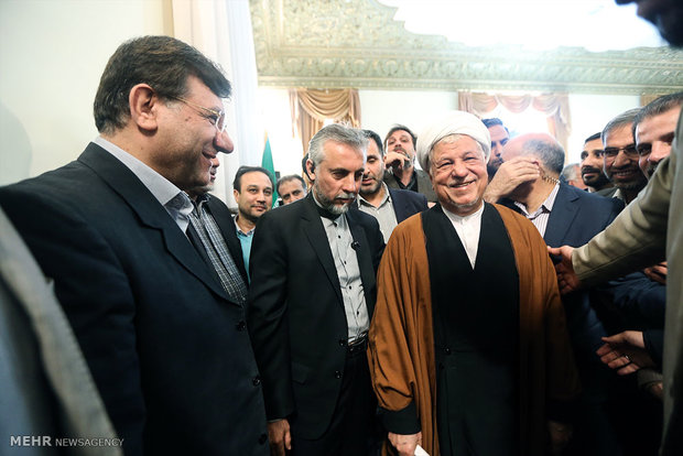 Hashemi Rafsanjani receives university lecturers, researchers