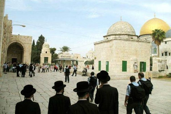مئات من المستوطنين الصهاينة يقتحمون المسجد الأقصى